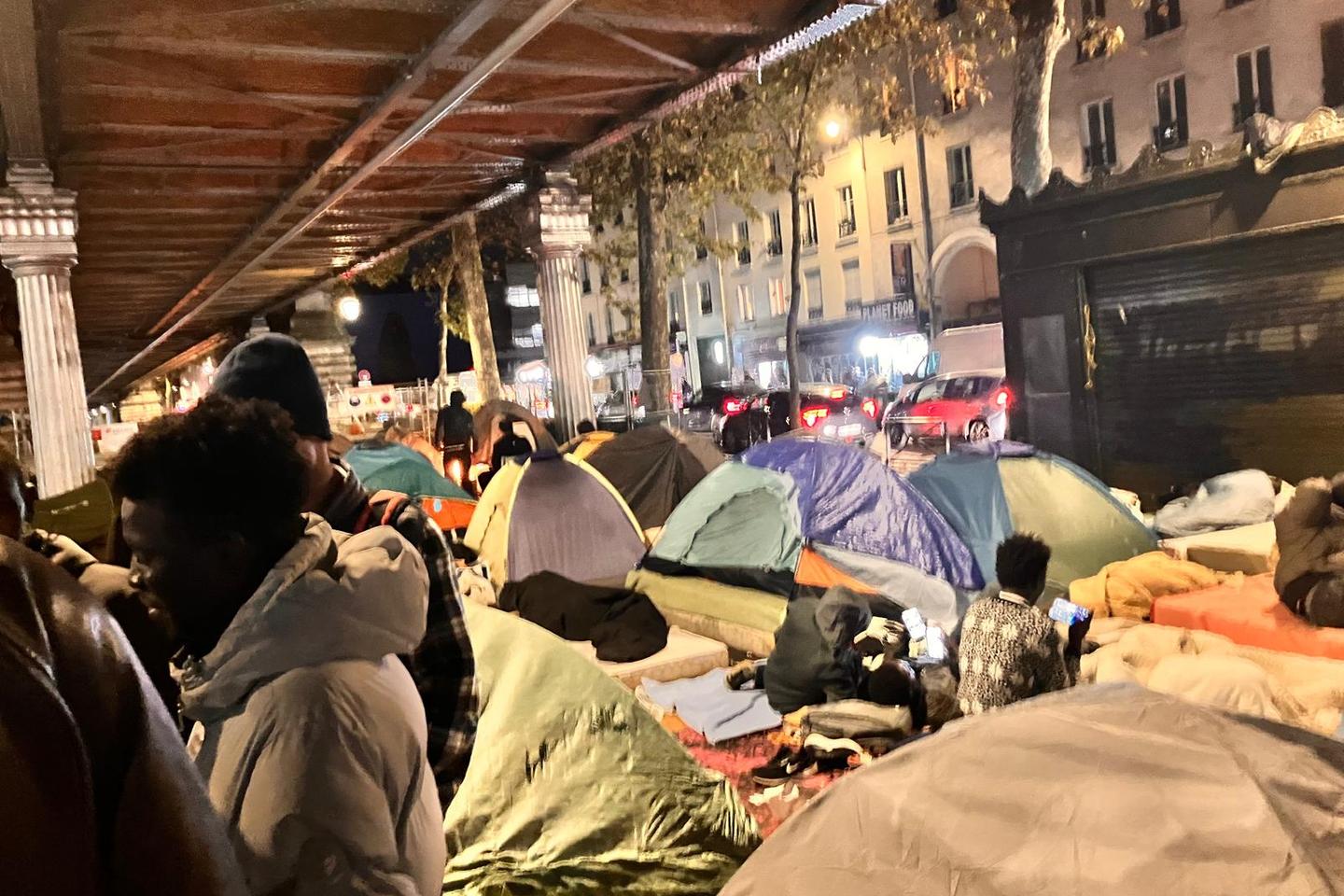 Sous le métro aérien à Paris, près de la station Stalingrad, le refuge des Soudanais fuyant la guerre