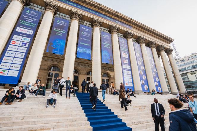 Devant le Palais Brongniart, à l’occasion du Paris Investor Week, à Paris, le 14 novembre 2025.