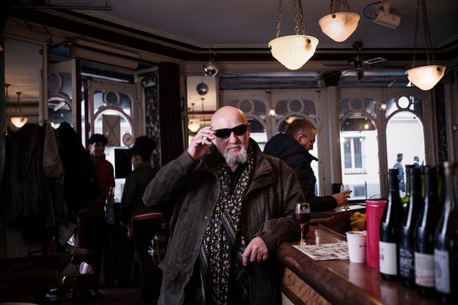 CharlElie Couture, dans le bar-restaurant Le Chansonnier, à Paris, le 21 octobre 2025.