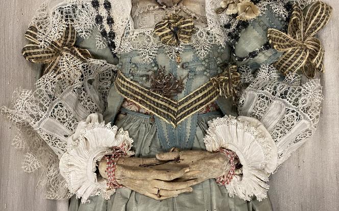 La jeune fille de Strasbourg, probablement issue d’une famille aristocratique protestante étrangère, décédée entre les âges de 7 ans et de 11 ans, entre les années 1635 et 1640.