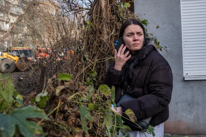 A Kiev, après le bombardement par un drone kamikaze russe d’un bâtiment résidentiel, le 14 novembre 2025.  