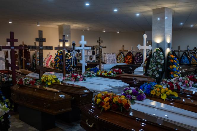 Agence de pompes funèbres près du cimetière de Zvirynetske, qui propose des services et des produits liés aux obsèques et à l'hommage aux défunts, à Kiev le 17 octobre 2025.