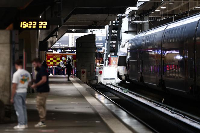 Camion de pompiers gare Montparnasse, à Paris, le 14 novembre 2025.