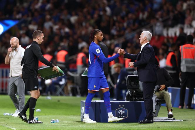 Le sélectionneur de l’équipe de France masculine de football, Didier Deschamps, et son joueur Michael Olise, lors du match des qualifications à la Coupe du monde 2026 face à l’Islande, le 9 septembre 2025, à Paris.