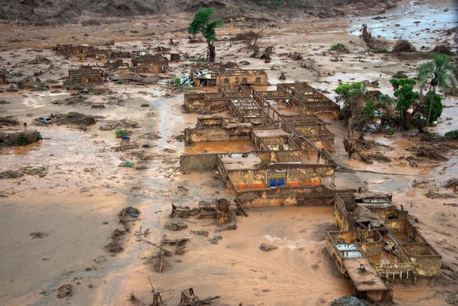 Les dégâts causés par la rupture d’un barrage dans le village de Bento Rodrigues, à Mariana, dans l’Etat du Minas Gerais, au Brésil, le 6 novembre 2015.