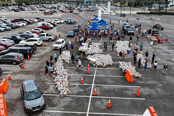 Des habitants de Daytona Beach (Floride) font la queue en voiture lors d’une distribution alimentaire gratuite, le 9 novembre 2025.