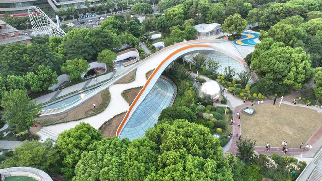 Le Rainbow Bridge, de Carlos Cruz-Diez, à Shanghaï, installé en 2023.