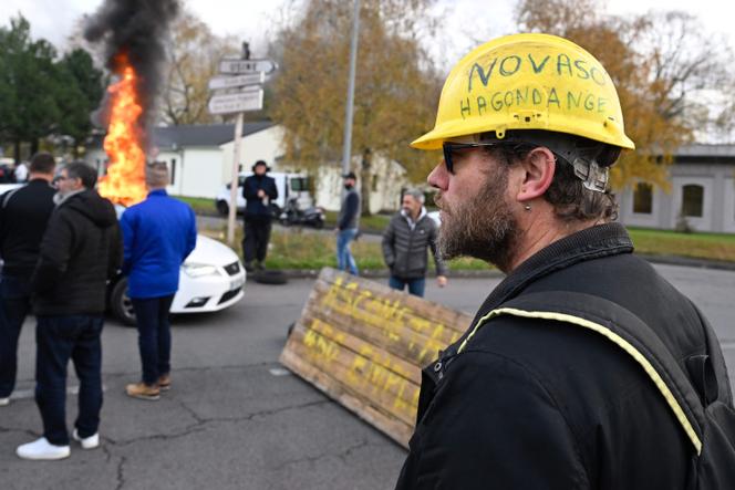 Des employés de Novasco, lors d’une manifestation à Hagondange, en Moselle, le 14 novembre 2025.