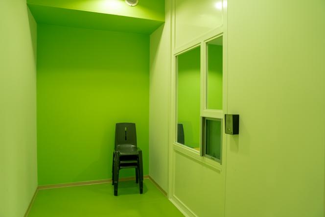 Sala de visita com sistema higiafone para presidiários do centro penitenciário de Vendin-le-Vieil, em Lens (Pas-de-Calais), 7 de novembro de 2025.