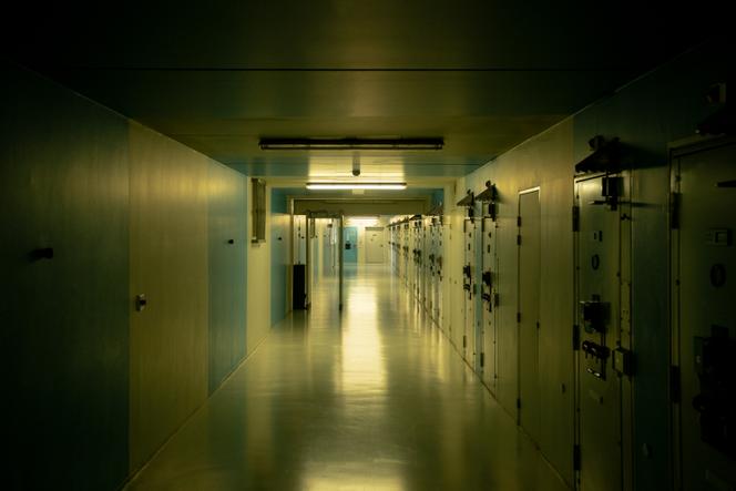 Une coursive de cellules dans le centre pénitentiaire de Vendin-le-Vieil (Pas-de-Calais), le 7 novembre 2025.