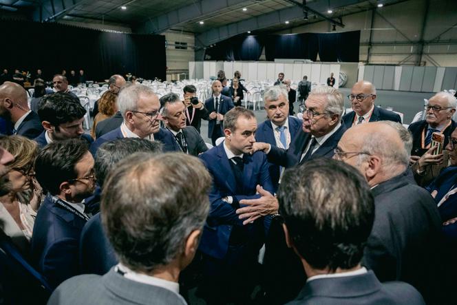 Le premier ministre, Sébastien Lecornu, s’entretient avec des présidents de conseils départementaux, lors des 94ᵉ Assises des départements de France, à Albi, le 14 novembre 2025.