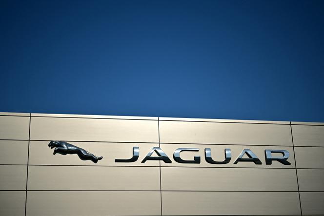 Devant une concession Jaguar Land Rover à Tonbridge, au sud-est de Londres, le 29 septembre 2025.