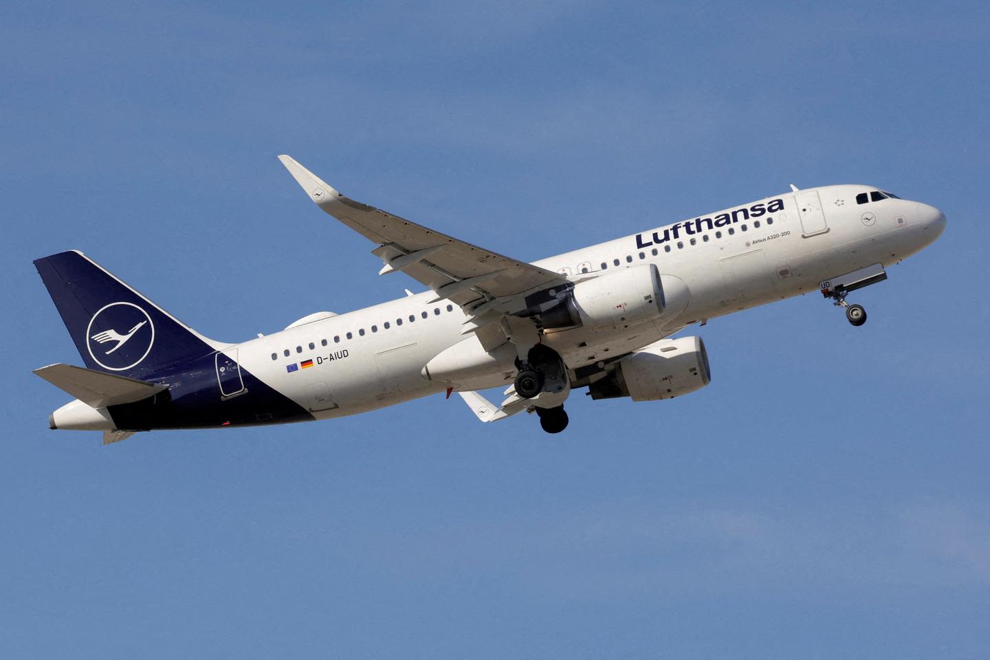 Airbus warns of global travel disruptions as it orders immediate A320 software fix