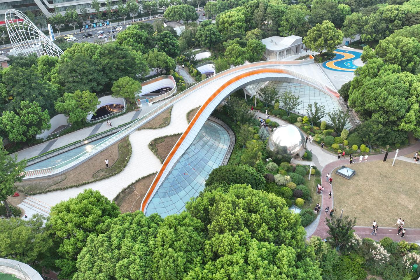Le Rainbow Bridge, une Å“uvre optique de Carlos Cruz-Diez adoptÃ©e par les ShanghaÃ¯ens