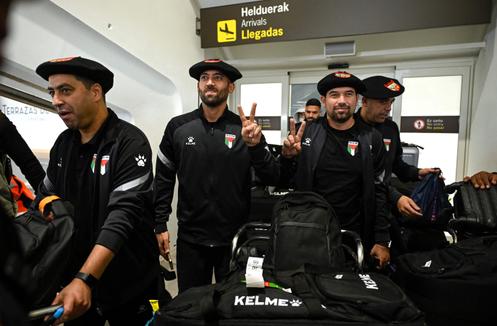 Des joueurs de l’équipe de football palestinienne portent le traditionnel béret basque, la « txapela », à leur arrivée à l’aéroport de Bilbao, le 11 novembre 2025.