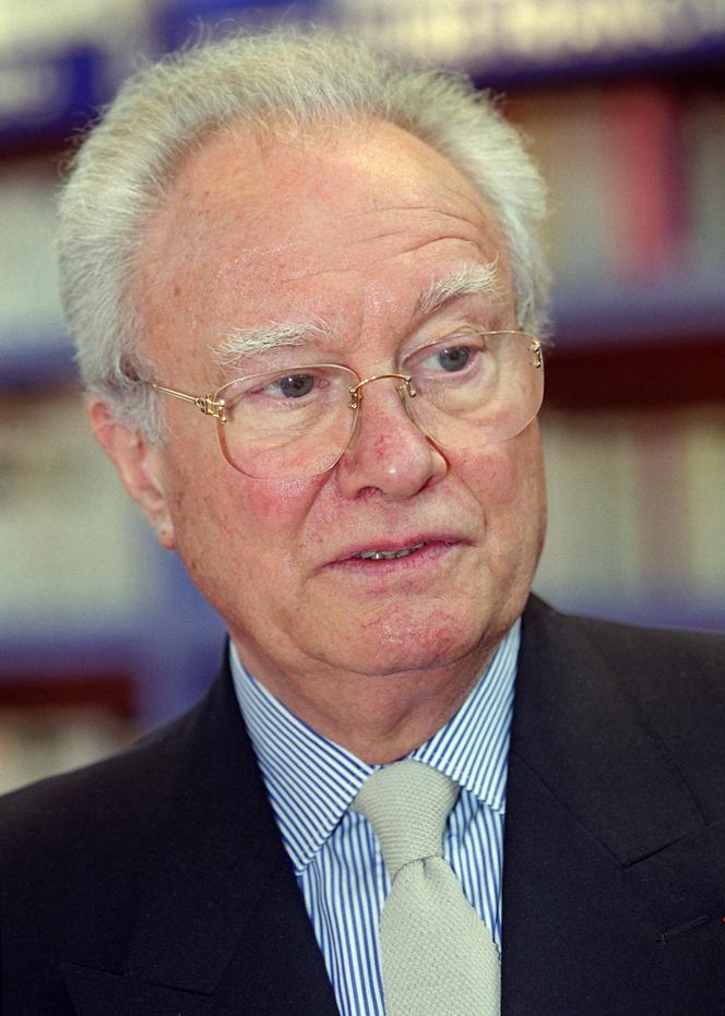 L'écrivain Maurice Denuzière, lors d'une séance de dédicace organisée dans le cadre du salon du Livre, à Paris, le 17 mars 2000.