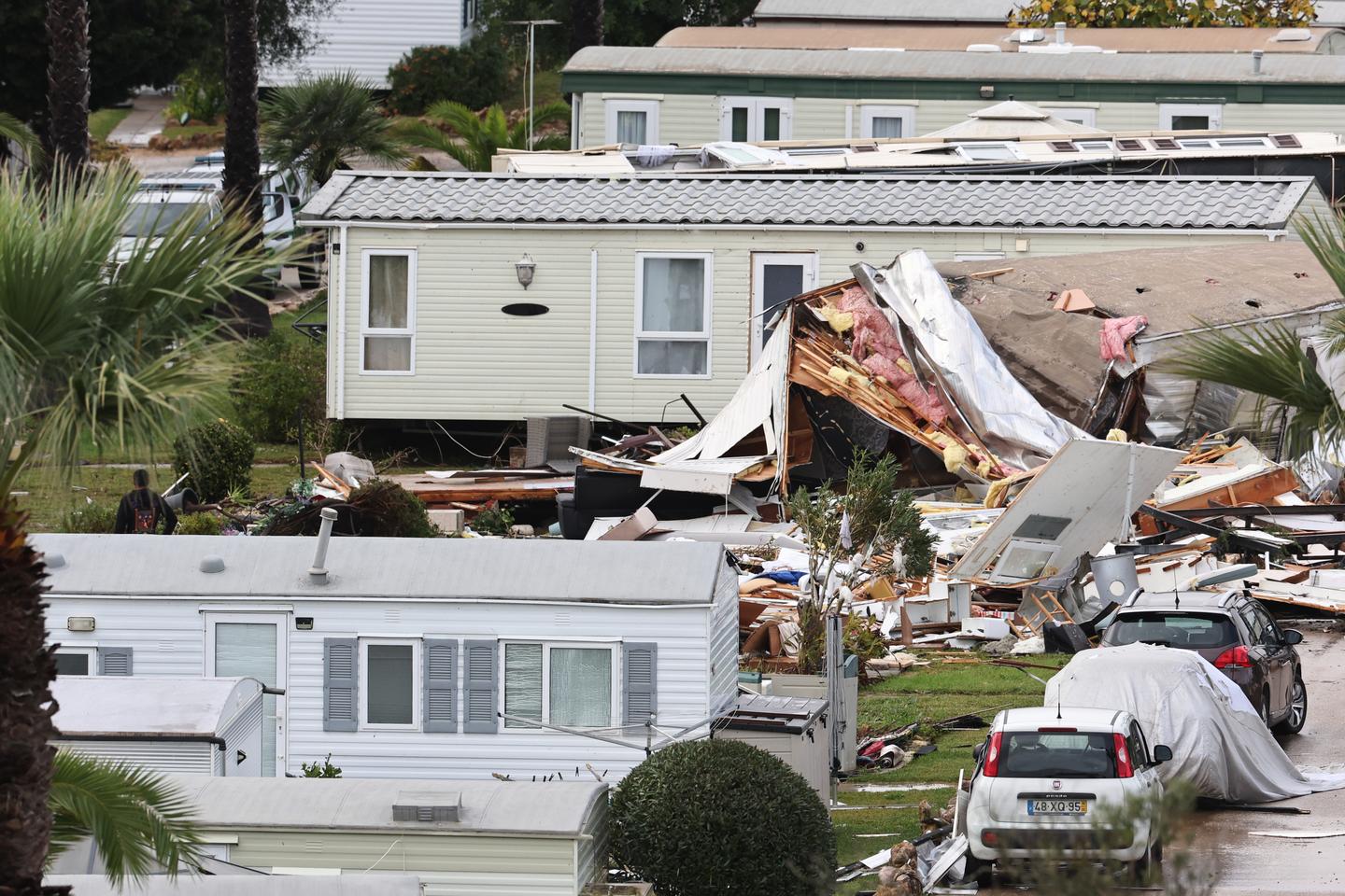 Trois morts après le passage de la tempête Claudia au Portugal et au Royaume-Uni Trois morts après le passage de la tempête Claudia au Portugal et au Royaume-Uni