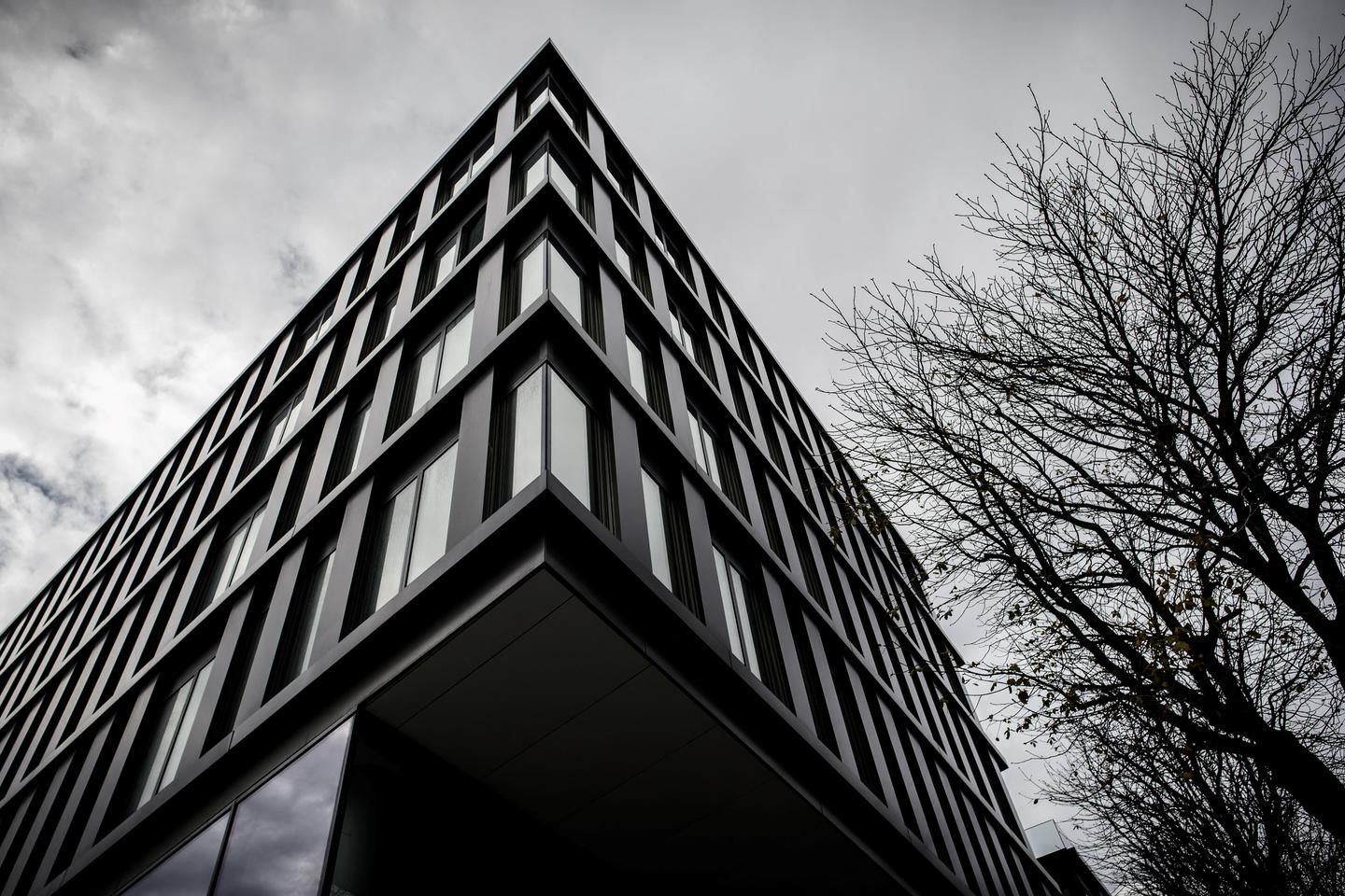 Le siège du groupe RMC BFM évacué après « une alerte de sécurité », les directs suspendus