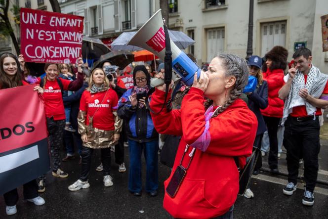 Au porte-voix, Claire Bourdille, fondatrice du Collectif enfantiste, lors d’un rassemblement contre les violences faites aux enfants, à Paris, samedi 15 novembre 2025.