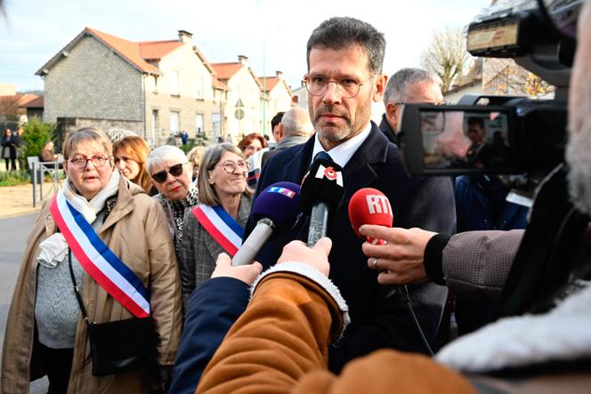 Le préfet de la Meuse, Xavier Delarue, devant l’église Saint-Jean-Baptiste, où s’est déroulée une cérémonie religieuse « en hommage au maréchal Pétain et à ses soldats », à Verdun, le 15 novembre 2025.