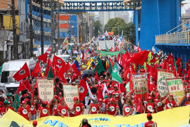 Des manifestants participent à une manifestation pour réclamer la justice climatique et la protection territoriale lors de la Conférence des Nations Unies sur les changements climatiques (COP30), à Belém, au Brésil, le 15 novembre 2025
