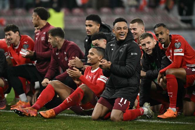 L’attaquant suisse n° 11 Dan Ndoye et ses coéquipiers célèbrent leur victoire lors du match de qualification pour la Coupe du monde de football 2026 entre la Suisse et la Suède, disputé au stade de Genève, le 15 novembre 2025. 
