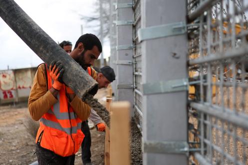 Lors de la operation  d’un mur en béton, à la frontière entre le nord d’Israël et le sud du Liban, le 16 novembre 2025.