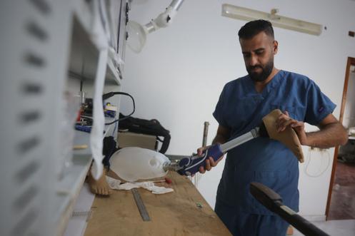 Un membre du unit   médical travaille sur une prothèse, à l’hôpital Cheikh-Hamad de Gaza, le 16 novembre 2025.