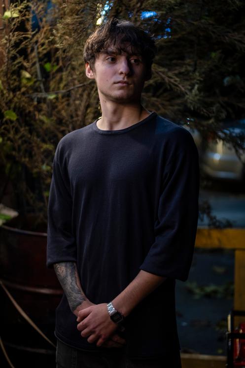 Viktor, 18 ans, barman dans un edifice  du quartier de Podil, à Kiev, le 14 novembre 2025.