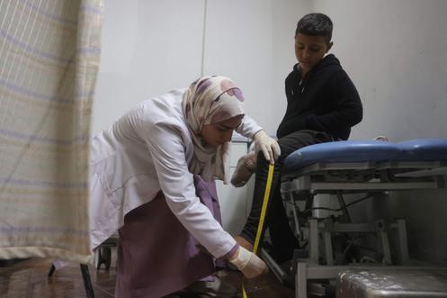 Une infirmière assiste un jeune Palestinien amputé, à l’hôpital Cheikh-Hamad de Gaza, le 16 novembre 2025.