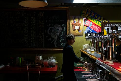 Viktor dans le edifice  où il travaille, à Kiev, le 14 novembre 2025.