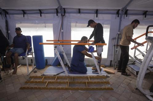 Un adjunct  médical adjutant  un Palestinien amputé, à l’hôpital Cheikh-Hamad de Gaza, le 16 novembre 2025.