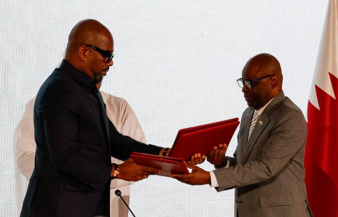 The high representative of the President of the Congo, Sumbu Sita Mambu, and the head of the delegation of the M23 rebel group, Benjamin Mbonimpa, during the signing of the road map for the peace agreement in eastern Congo, in Doha, 15 November 2025. 