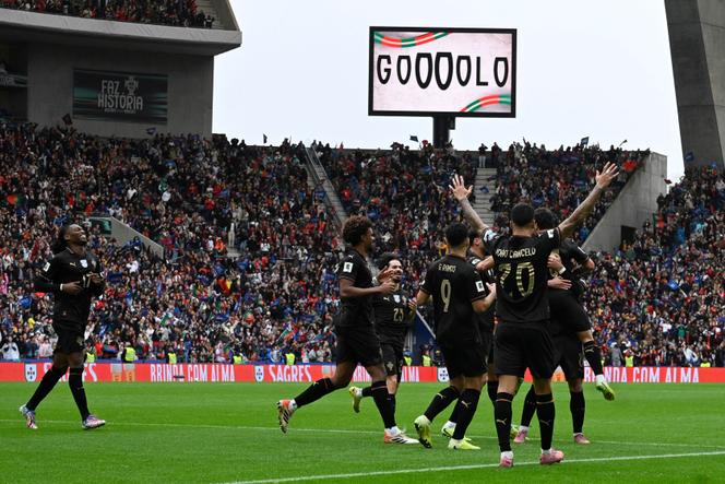 Les joueurs portugais célèbrent leur quatrième but, lors du match du groupe F de la zone Europe des qualifications pour la Coupe du monde 2026, face à l’Arménie, au stade Dragao de Porto, le 16 novembre 2025.
