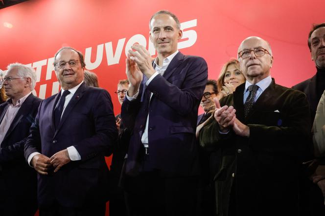 De gauche à droite, l’ancien président Francois Hollande, le coprésident de Place publique, Raphaël Glucksmann, et l’ancien premier ministre Bernard Cazeneuve, à Pontoise (Val-d’Oise), le 16 novembre 2025.