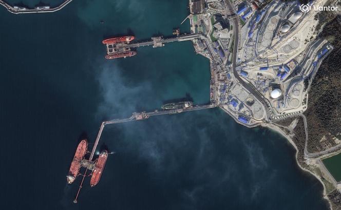 Une image par satellite montre les terminaux et les installations pétrolières du port de Novorossiïsk, en Russie, le 14 novembre 2025.