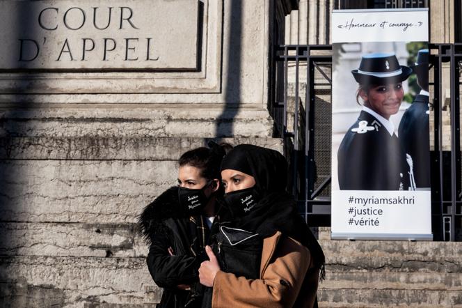 Des membres du comité de soutien à Myriam Sakhri rassemblés devant le tribunal de Lyon, le 26 janvier 2021.