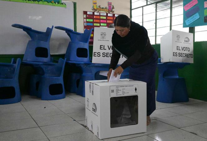 Salle de vote à San Miguel del Comun, dans la banlieue nord de Quito, le 16 novembre 2025.