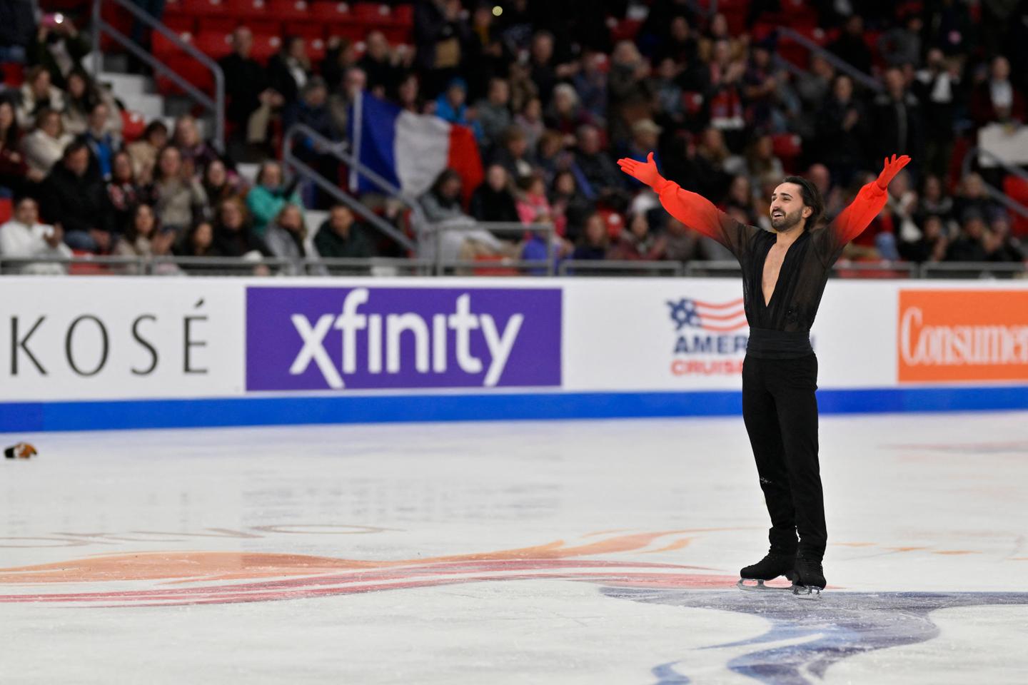 Le patineur artistique franÃ§ais Kevin Aymoz dÃ©croche sa premiÃ¨re mÃ©daille dâ€™or...
