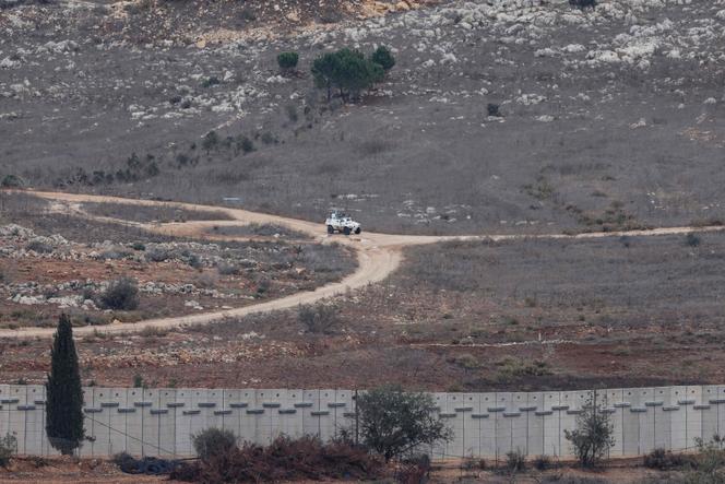 Un véhicule de la Force intérimaire des Nations unies au Liban (Finul), patrouillant du côté libanais de la frontière séparant le nord d’Israël du sud du Liban, le 16 novembre 2025. 