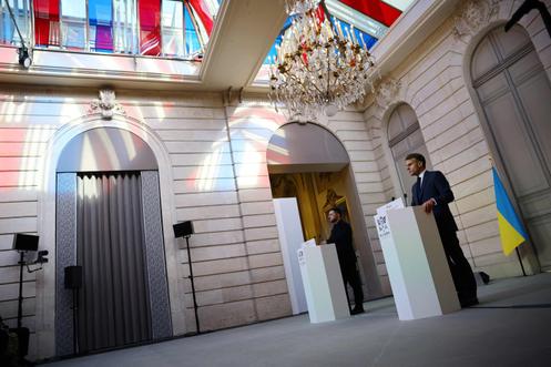Emmanuel Macron et Volodymyr Zelensky, lors d’une conférence de presse conjointe au palais de l’Elysée, à Paris, le 17 novembre 2025.