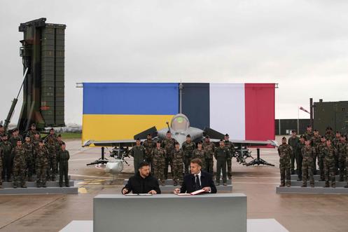 Emmanuel Macron et Volodymyr Zelensky, lors de la signature de l’accord d’armement sur la base aérienne de Villacoublay, près de Paris, le 17 novembre 2025.