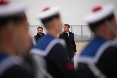 Emmanuel Macron et le président ukrainien Volodymyr Zelensky, sur la basal  aérienne de Villacoublay, près de Paris, le 17 novembre 2025.