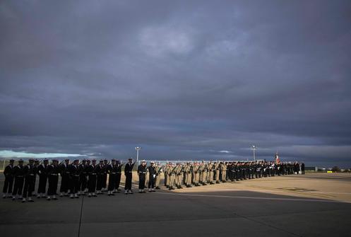 Des militaires français sur la basal  aérienne de Villacoublay, près de Paris, avant l’arrivée du président ukrainien, Volodymyr Zelensky, le 17 novembre 2025.