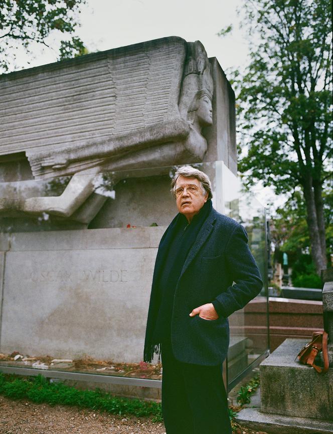 Merlin Holland devant la tombe de son grand-père Oscar Wilde, au Père-Lachaise, à Paris, le 26 septembre 2025.