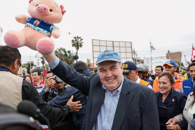 Rafael López Aliaga, here in Santiago de Surco, on September 9, called himself “Porky” in reference to the cartoon character.