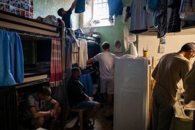 Une cellule collective de six personnes en maison d’arrêt, en 2025.