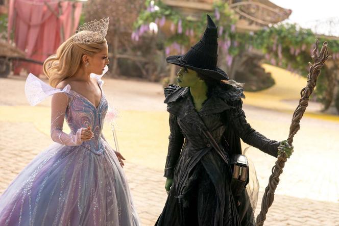 Glinda (Ariana Grande) et Elphaba (Cynthia Erivo), dans « Wicked 2 », de Jon M. Chu.