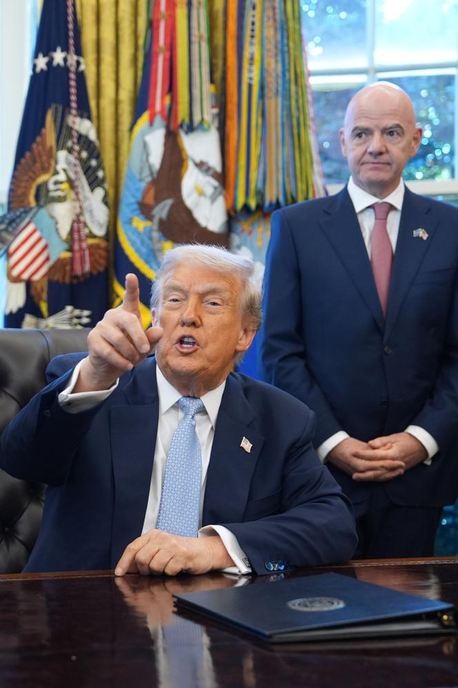 Donald Trump (à gauche) et Gianni Infantino, le président de la Fédération internationale de football, à la Maison Blanche, à Washington, le 17 novembre 2025. 