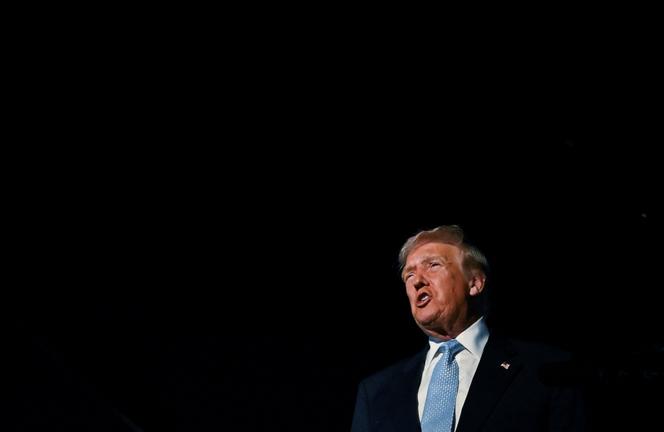 Le président américain, Donald Trump, s’adresse aux médias alors qu’il monte à bord d’Air Force One à destination de Washington, à l’aéroport international de Palm Beach, à West Palm Beach, en Floride, aux Etats-Unis, le 16 novembre 2025. 